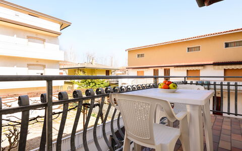 Lignano Sabbiadoro 655: Table, Propriété, Bâtiment, Ciel, Fenêtre, Bois, Design Intérieur, Nuage, Éclairage, Mobilier De Jardin