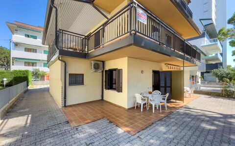 Lignano Sabbiadoro 657: Plante, Bâtiment, Ciel, Fenêtre, Design Intérieur, Arbre, Zone Résidentielle, Loisir, Design Urbain, Chalet