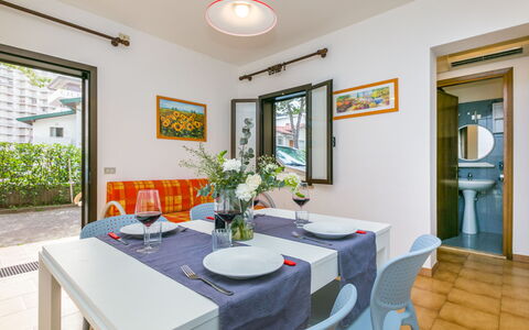 Lignano Sabbiadoro 657: Arbuste, Zone Résidentielle, Porche, Jardin, Balcon, Ombre, Mobilier De Jardin, Cour, Chaise, Aménagement Paysager