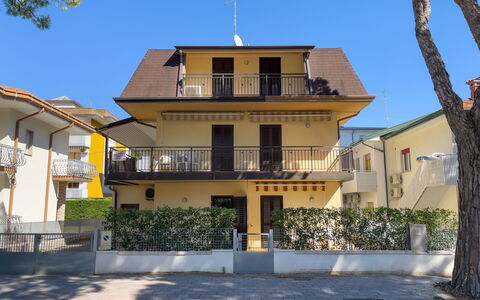 Lignano Sabbiadoro 657: Arbuste, Zone Résidentielle, Porche, Jardin, Balcon, Ombre, Mobilier De Jardin, Cour, Chaise, Aménagement Paysager
