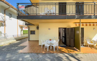 Lignano Sabbiadoro 657: Propriété, Bâtiment, Bleu Azur, Bois, Design Intérieur, Ombre, Architecture, Chaise, Table, Ciel