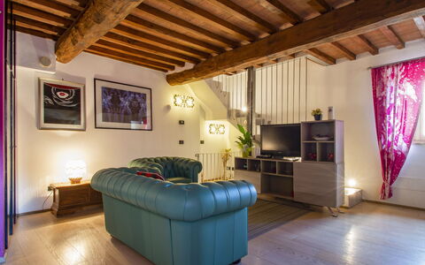 Casa Francesca: Propriété, Meubles, Canapé, Bâtiment, Confort, Violet, Bois, Plante D'Appartement, Éclairage, Salon
