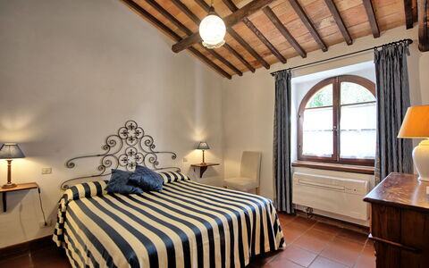 Palazzo Bello: Propriété, Meubles, Confort, Bleu Azur, Fenêtre, Bois, Bâtiment, Design Intérieur, Éclairage, Lampe