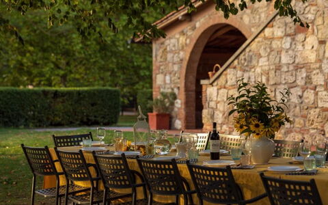 Palazzo Bello: Meubles, Table, Mobilier De Jardin, Tableau De Plein Air, Chaise, Jardin, Restaurant, Ombre, Table Cuisine Et Salle A Manger, Arrière-Cour