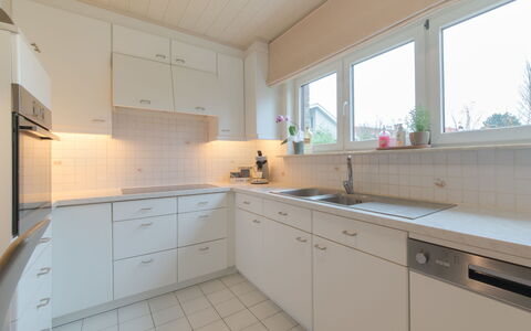 Villa Kievit with Sauna and Parking: Robinet, Comptoir, Cabinetry, Évier, Evier, Bâtiment, Propriété, Meubles, Fenêtre, Luminaire Plomberie