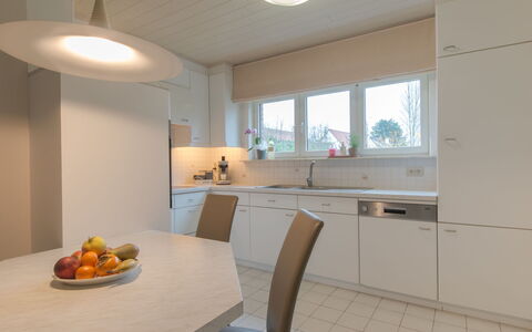 Villa Kievit with Sauna and Parking: Table, Cabinetry, Meubles, Vaisselle, Aliments, Fenêtre, Bâtiment, Comptoir, Bois, Éclairage