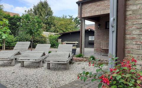 Villa Kievit with Sauna and Parking: Plante, Fleur, Nuage, Propriété, Ciel, Bâtiment, Surface De La Route, Architecture, Arbre, Mobilier De Jardin