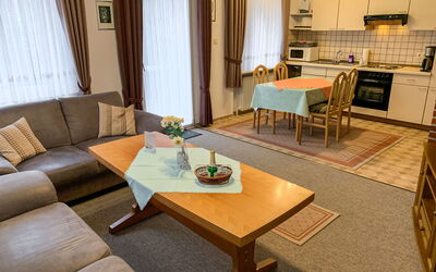 Fischer 720.1: Table, Canapé, Meubles, Chaise, Confort, Plante D'Appartement, Salon, Design Intérieur, Rideau, Plante
