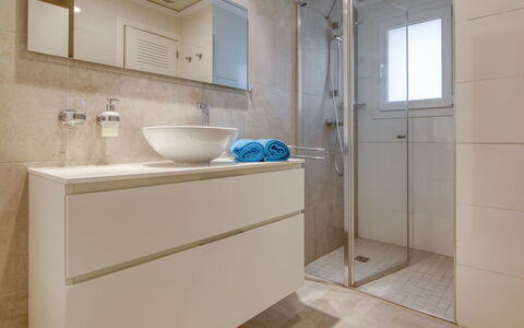 Malibu Beach: Miroir, Évier, Robinet, Propriété, Lavabo, Luminaire Plomberie, Armoire De Toilette, Salle De Bains, Design Intérieur