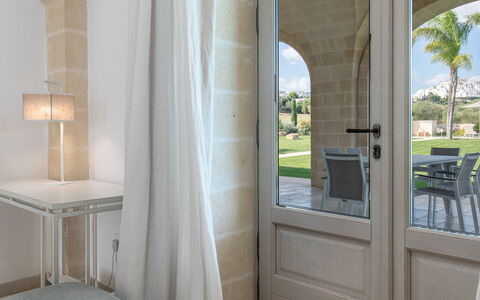 Villa Bellavista: Plante, Bois, Porte, Éclairage, Ombre, Architecture, Design Intérieur, Arbre, Sol