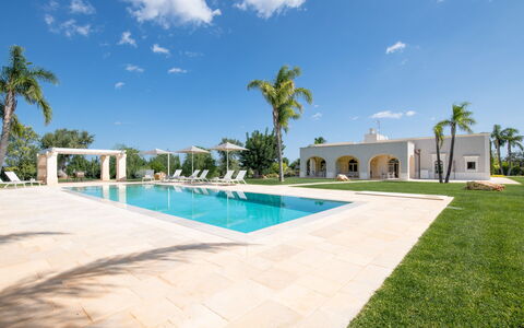Villa Bellavista: Nuage, Ciel, L'Eau, Plante, Bâtiment, Piscine, Arbre, Ombre, Arecales, Maison