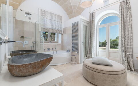 Villa Bellavista: Miroir, Luminaire Plomberie, Meubles, Propriété, Baignoire, Robinet, Bâtiment, Confort, Salle De Bains, Design Intérieur