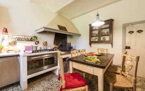 Villa Vigliano: Aliments, Table, Comptoir, Meubles, Cabinetry, Propriété, Cuisine, Appareil De Cuisine, Bâtiment, Bois
