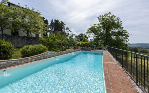 Villa Vigliano: L'Eau, Plante, Ciel, Nuage, Ressources En Eau, Propriété, Botanique, Piscine, Bleu Azur, Arbre