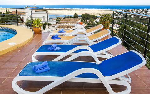 Villa Charly: L'Eau, Ciel, Bleu, Bleu Azur, Balancelle, Mobilier De Jardin, Plante, Ombre, Loisir, Piscine