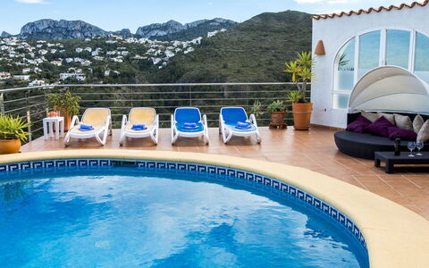 Villa Charly: L'Eau, Nuage, Plante, Ciel, Meubles, Bâtiment, Piscine, Bleu Azur, Bleu, Mobilier De Jardin