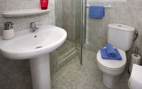 Villa Charly: Évier, Robinet, Luminaire Plomberie, Lavabo, Propriété, Vert, Violet, Salle De Bains, Bleu, Noir