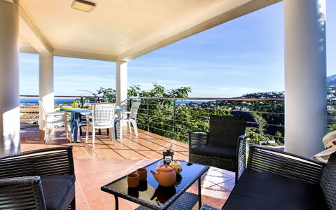 Villa Charly: Ciel, Propriété, Bleu Azur, Bâtiment, Ombre, Table, L'Eau, Design Intérieur, Mobilier De Jardin, Condominium