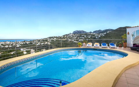 Villa Charly: L'Eau, Ciel, Propriété, Piscine, Bâtiment, Bleu Azur, Plan D'Eau, Architecture, Loisir, Aqua