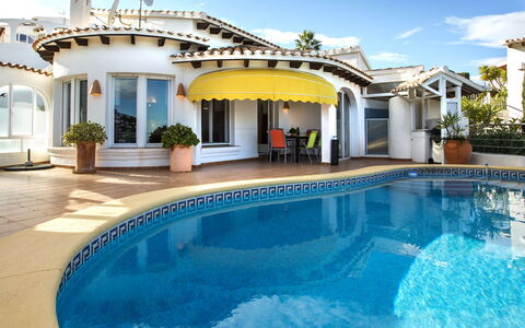 Villa Charly: L'Eau, Nuage, Plante, Bâtiment, Ciel, Bleu Azur, Piscine, Ombre, Maison, Fenêtre