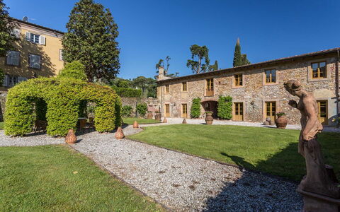 Villa Vaccoli: Plante, Ciel, Fenêtre, Lot Terre, Bâtiment, Herbe, Chalet, Paysage, Façade, Arbre