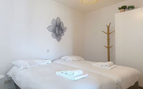Miramar with Terrace: Mur, Design Intérieur, Sol, Lit, Bois, Chambre, Sol, Literie, Drap De Lit, Plafond