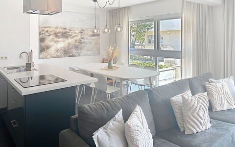Miramar with Terrace: Meubles, Design Intérieur, Sol, Mur, Sol, Plafond, Chaise, Table, Luminaire, Bois