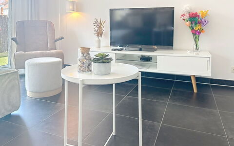 Miramar with Terrace: Meubles, Design Intérieur, Table, Sol, Sol, Éclairage, Pièce, Domicile, Salon, Chaise