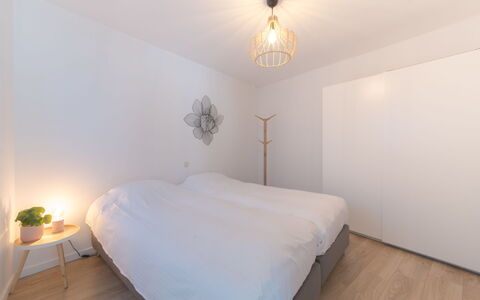 Miramar with Terrace: Confort, Éclairage, Bois, Ombre, Bâtiment, Design Intérieur, Maison, Lampe, Lit, Cadre De Lit