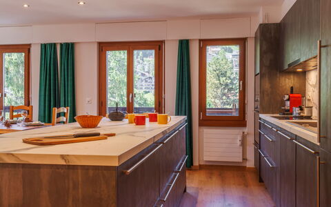 Praplan 21-22: Design Intérieur, Sol, Meubles, Comptoir, Bois, Cuisine, Cabinetry, Plafond, Sol, Éclairage