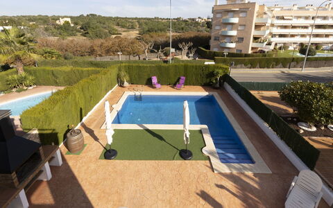 Poblamar: Plante, Bâtiment, L'Eau, Ciel, Piscine, Bleu Azur, Arbre, Fenêtre, Condominium, Ombre