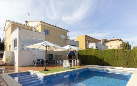 Poblamar: L'Eau, Nuage, Ciel, Plante, Bâtiment, Propriété, Piscine, Bleu Azur, Ombre, Design Intérieur