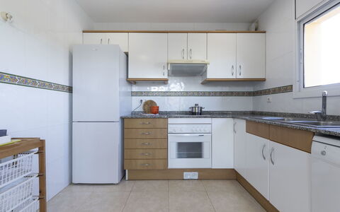 Poblamar: Cabinetry, Évier, Propriété, Robinet, Comptoir, Evier, Cuisine, Cuisinière, Bois, Fenêtre