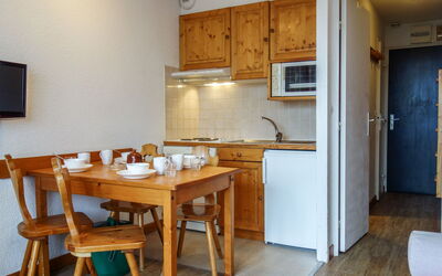 Home Club (Lavachet) 200.1: Cabinetry, Table, Meubles, Bâtiment, Bois, Cuisine, Comptoir, Design Intérieur, Sol, Chaise