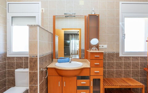Villa Cantos: Lavabo, Évier, Luminaire Plomberie, Cabinetry, Mur, Sol, Design Intérieur, Armoire De Toilette, Salle De Bains, Sol