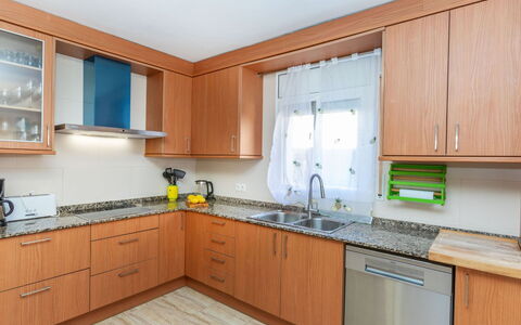 Villa Cantos: Cuisine, Comptoir, Cabinetry, Appareil De Cuisine, Sol, Principaux Appliance, Meubles, Design Intérieur, Bois, Sol