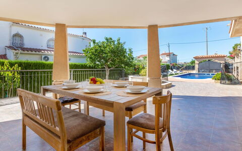 Villa Cantos: Meubles, Chaise, Table, Table Cuisine Et Salle A Manger, Mobilier De Jardin, Tableau De Plein Air, Ombre, Tache De Bois, Patio, Salle À Manger