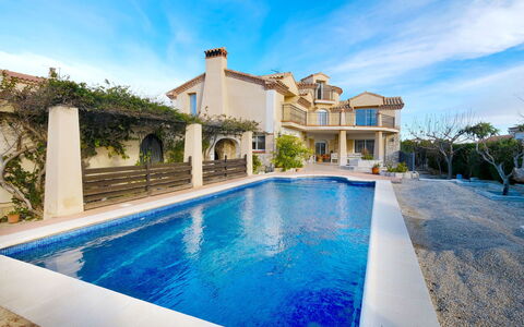 Villa Cantos: L'Eau, Nuage, Ciel, Plante, Propriété, Bâtiment, Piscine, Bleu, La Nature, Bleu Azur