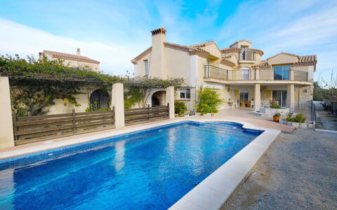 Villa Cantos: L'Eau, Nuage, Plante, Ciel, Bâtiment, Propriété, Jour, Piscine, Bleu Azur, Fenêtre