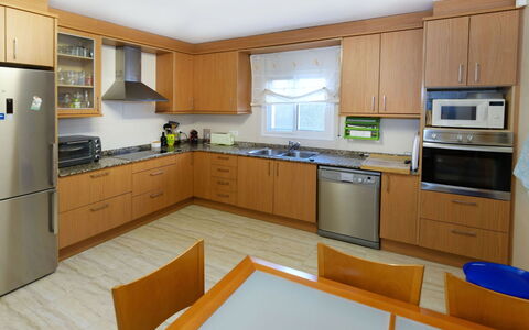 Villa Cantos: Cabinetry, Comptoir, Propriété, Évier, Tiroir, Appareil De Cuisine, Cuisine, Électroménager, Cuisinière, Design Intérieur