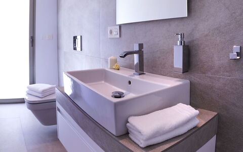 Villa Halcon al Mar: Robinet, Luminaire Plomberie, Propriété, Lavabo, Évier, Salle De Bains, Violet, Bâtiment, Bois, Design Intérieur
