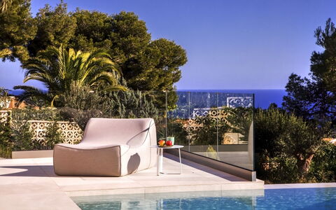 Villa Halcon al Mar: L'Eau, Plante, Ciel, Bleu, Bâtiment, Bleu Azur, Arbre, Piscine, Ombre, Mobilier De Jardin