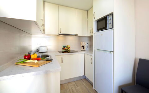 Costa Blanca Ii: Cabinetry, Cuisine, Cuisinière, Design Intérieur, Appareil De Cuisine, Bois, Sol, Sol, Principaux Appliance, Électroménager