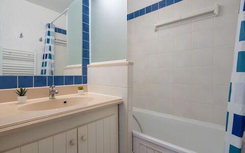 Lacanau 310: Miroir, Propriété, Robinet, Luminaire Plomberie, Évier, Bleu, Bâtiment, Salle De Bains, Bleu Azur, Armoire De Toilette