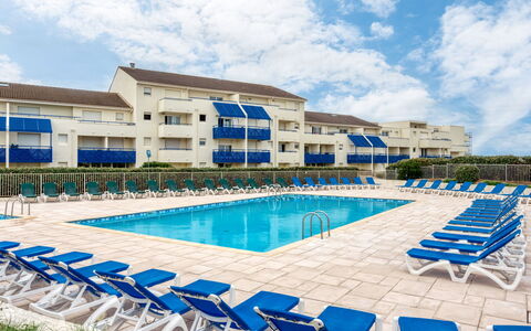 Lacanau 310: Nuage, L'Eau, Ciel, Propriété, Bâtiment, Plante, Piscine, Fenêtre, Bleu, Bleu Azur