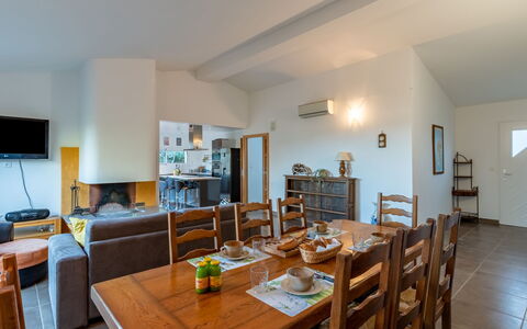 Villa Boccajo: Table, Cadre, Meubles, Bâtiment, Chaise, Bois, Éclairage, Canapé, Télévision, Plante D'Appartement