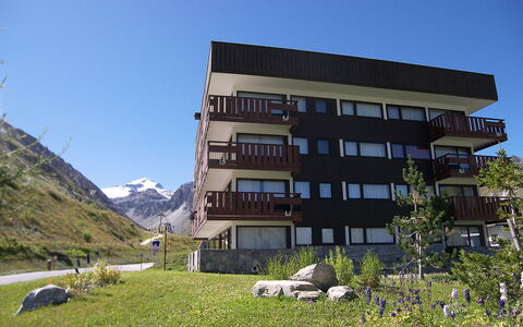 Tignes 220: Ciel, Bâtiment, Plante, Fenêtre, Lot Terre, Herbe, Design Urbain, Montagne, Paysage, Condominium