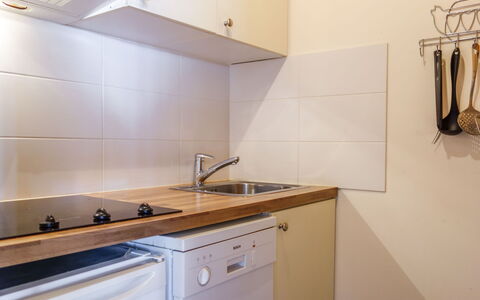 Tignes 220: Robinet, Cabinetry, Evier, Comptoir, Évier, Propriété, Bâtiment, Luminaire Plomberie, Cuisinière, Bois