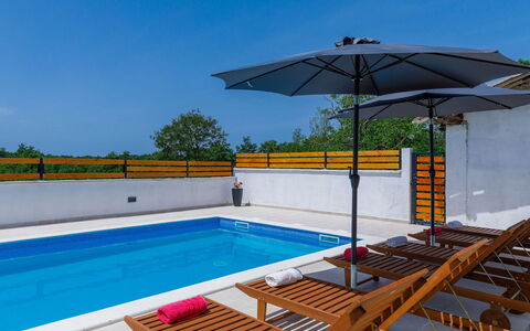 Villa Mate i Kate: L'Eau, Bâtiment, Ciel, Piscine, Ombre, Parapluie, Chaise, Mobilier De Jardin, Arbre, Balancelle