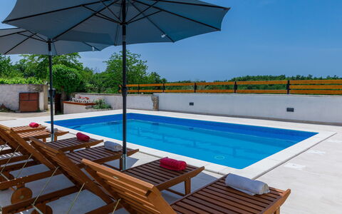 Villa Mate i Kate: L'Eau, Bâtiment, Propriété, Ciel, Piscine, Meubles, Plante, Bleu Azur, Parapluie, Ombre